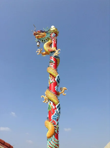 Monasterio de estilo chino con decoración y dragón . —  Fotos de Stock