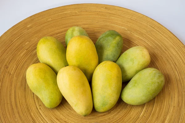 Ripe mango display on wooden tray. — Stock Photo, Image