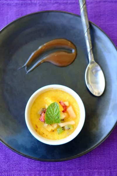 tatlı siyah plaka üzerinde