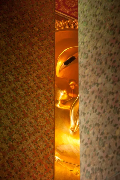 uzanmış buddha altın heykelini yüz.