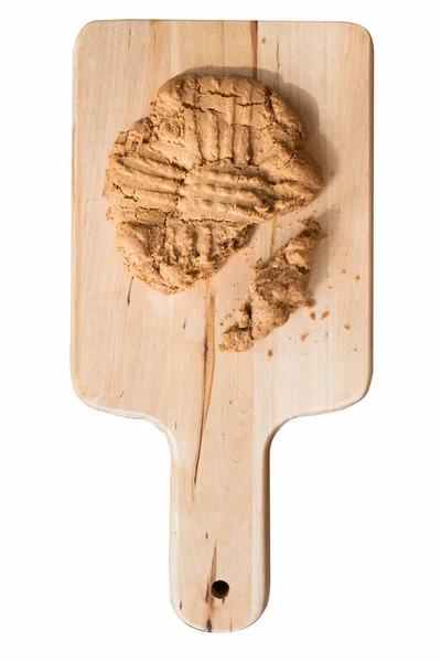 Beyaz arka planda izole edilmiş çikolata parçacıklı kurabiyeler..