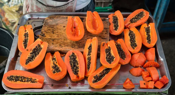 papaya dilimlenmiş.
