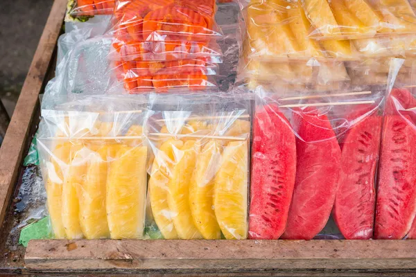 taze meyve satıcısı.