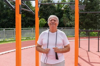 Yaşlı Yetişkinler için Güvenli Açık Hava Egzersizleri Erkek kıdemli yaz sporları, Calisthenics Park 'ta fiziksel güç aktivitesi