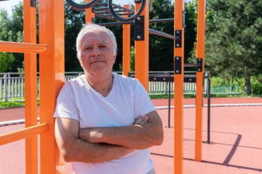 Yaşlı Yetişkinler için Güvenli Açık Hava Egzersizleri Erkek kıdemli yaz sporları, Calisthenics Park 'ta fiziksel güç aktivitesi