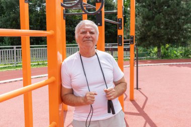 Yaşlı Yetişkinler için Güvenli Açık Hava Egzersizleri Erkek kıdemli yaz sporları, Calisthenics Park 'ta fiziksel güç aktivitesi
