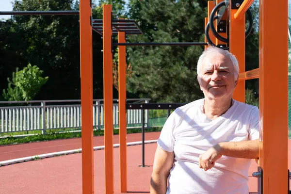 Yaşlı Yetişkinler için Güvenli Açık Hava Egzersizleri Erkek kıdemli yaz sporları, Calisthenics Park 'ta fiziksel güç aktivitesi