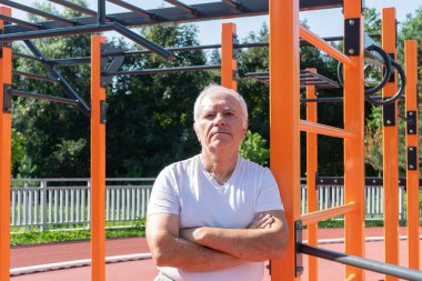 Yaşlı Yetişkinler için Güvenli Açık Hava Egzersizleri Erkek kıdemli yaz sporları, Calisthenics Park 'ta fiziksel güç aktivitesi