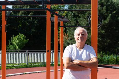 Yaşlı Yetişkinler için Güvenli Açık Hava Egzersizleri Erkek kıdemli yaz sporları, Calisthenics Park 'ta fiziksel güç aktivitesi