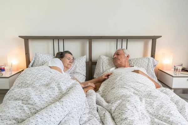 Yaşlanan yaşlı evli çift erkek ve kadın derin bir uyku birlikte ev-apartman goog ilişki ve aşk
