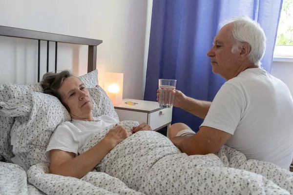 Anciana Mujer Varón Hombre Casa Cama Marido Cuidar Amor Enfermo — Foto de Stock