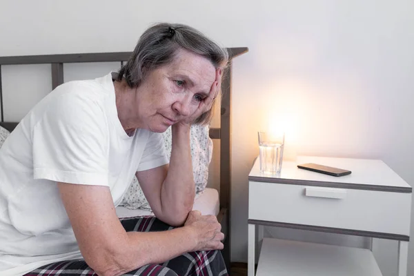 Yaşlı kadın, son sınıf öğrencisi evde yatağında oturuyor. Kötü bir rüya. Mutsuz, terk edilmiş bir dul..