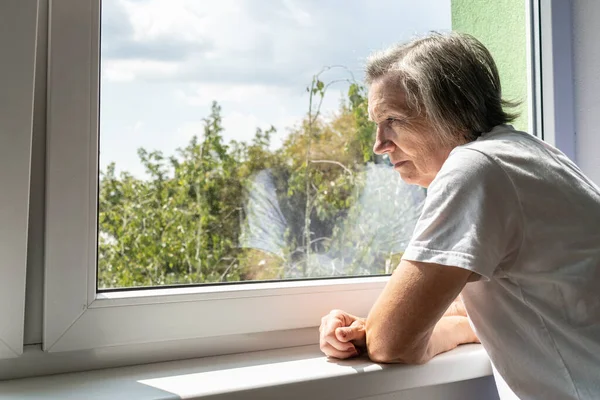 Triste Anciana Hembra Solo Permanecer Casa Dentro Primer Plano Deprimido — Foto de Stock