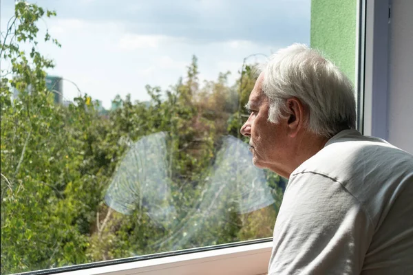 Triste Anciano Hombre Solo Estancia Casa Dentro Primer Plano Deprimido — Foto de Stock