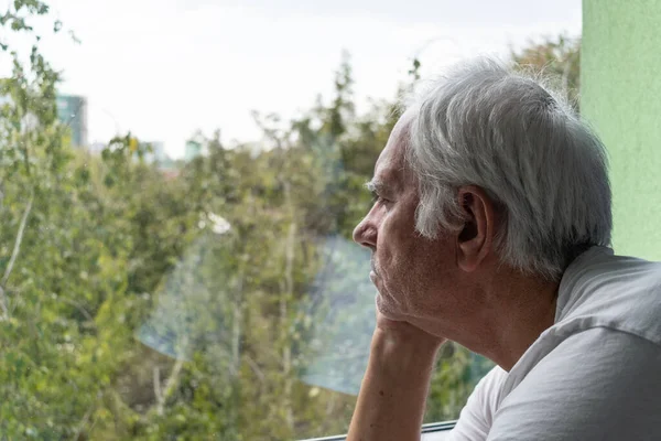 Triste Anciano Hombre Solo Estancia Casa Dentro Primer Plano Deprimido — Foto de Stock