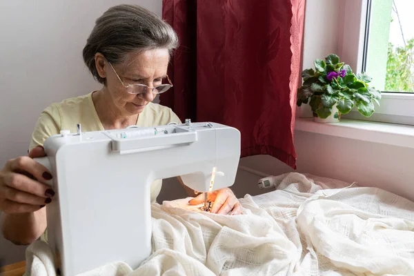 Główny Temat Jest Nieostry Starsza Kobieta Senior Siedzieć Obok Stołu — Zdjęcie stockowe