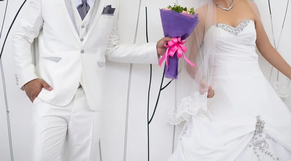 Marié donner fleur à mariée — Photo