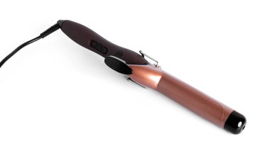 Beyaz arka planda izole edilmiş saç maşası. Demir izole.