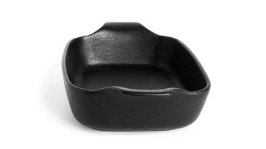 Fırın kabı beyaz bir arka planda izole edilmiştir. Boş güveç tabağı.