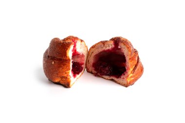 Beyaz arka planda izole edilmiş kirazlı çörekler