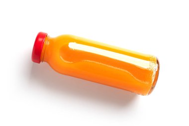 Beyaz arka planda izole edilmiş bir şişe şeftali suyu..