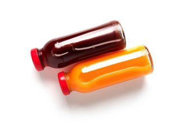 Beyaz arka planda izole edilmiş bir şişe şeftali ve nar suyu..