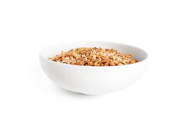 Hindistan cevizi cipsi, ananas ve chia tohumlu yulaf ezmesi. Beyaz arka planda izole edilmiş. Müsli izole edildi. Hızlı bir kahvaltı. Sağlıklı kahvaltı..