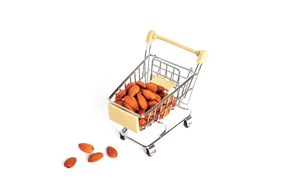 Gerobak belanja dengan almond terisolasi pada latar belakang putih. Trolley dengan almond. — Stok Foto