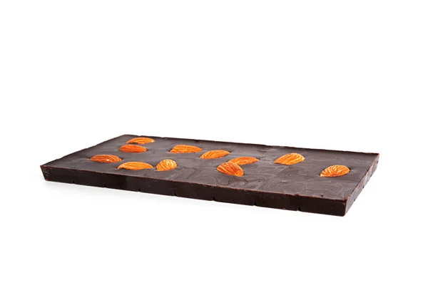Dunkle Schokolade mit Kakao und ganzen Mandeln isoliert auf weißem Hintergrund. — Stockfoto