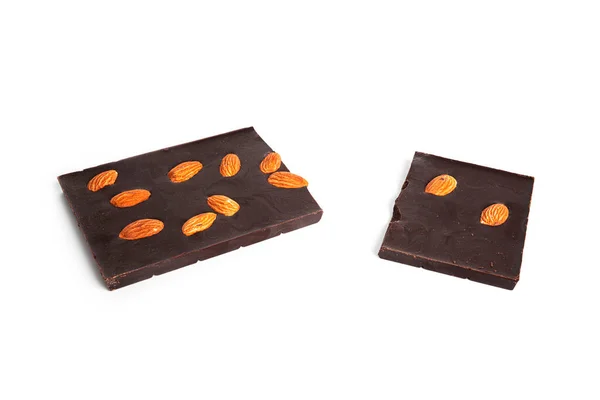 Ciemna czekolada z kakao i całe migdały izolowane na białym tle. — Zdjęcie stockowe
