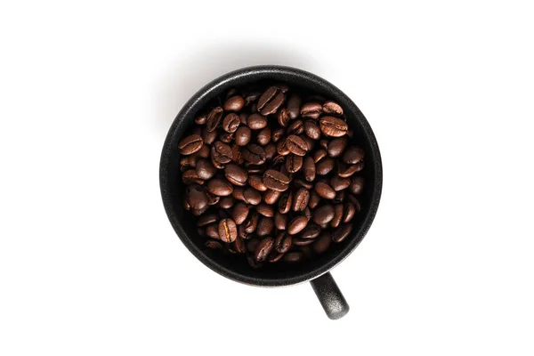 Kávová zrna na bílém pozadí. Káva izolovaná. Šálek s kávovými zrny. — Stock fotografie