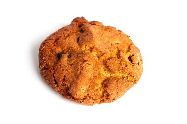 Beyaz arka planda izole edilmiş ev yapımı yulaflı kurabiyeler.