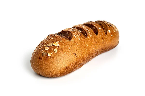 Um pão de farinha de centeio com farelo isolado sobre um fundo branco. — Fotografia de Stock