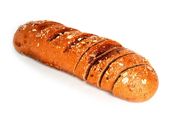 Sebuah roti dari tepung gandum hitam dengan bran terisolasi pada latar belakang putih. — Stok Foto
