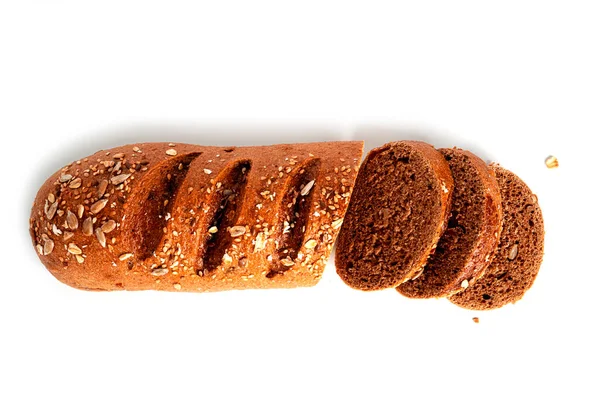 Хліб житнього борошна з висівками ізольовані на білому тлі . — стокове фото