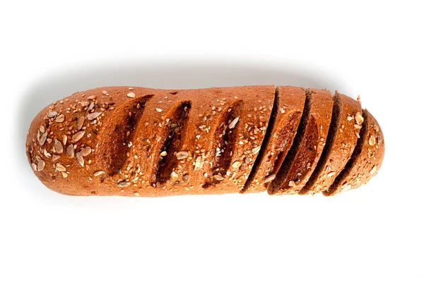 Um pão de farinha de centeio com farelo isolado sobre um fundo branco. — Fotografia de Stock