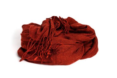 Kahverengi örülmüş eşarp beyaz bir arka planda izole edilmiş..