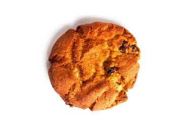 Beyaz arka planda izole edilmiş ev yapımı yulaflı kurabiyeler.