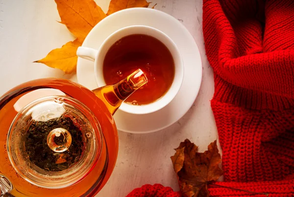 Composition d'automne. Une tasse de thé et théière, pull rouge, feuilles d'automne. Pose plate, vue du dessus, espace de copie — Photo