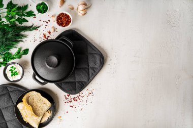 Hafif bir arka planda geleneksel Ukrayna Rus çorbası. Ekşi kremalı pancar çorbası. Maydanozlu pancar çorbası..