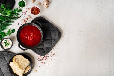 Hafif bir arka planda geleneksel Ukrayna Rus çorbası. Ekşi kremalı pancar çorbası. Maydanozlu pancar çorbası..