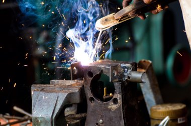 kesim çelik kadar kıvılcım demir, testere ile çalışan işçi taşlama sırasında kapatın