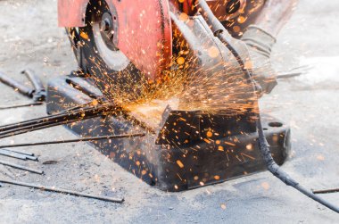 kesim çelik kadar kıvılcım demir, testere ile çalışan işçi taşlama sırasında kapatın