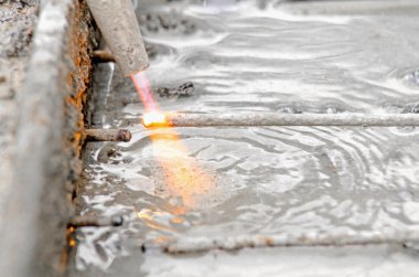 kesim çelik kadar kıvılcım demir, testere ile çalışan işçi taşlama sırasında kapatın