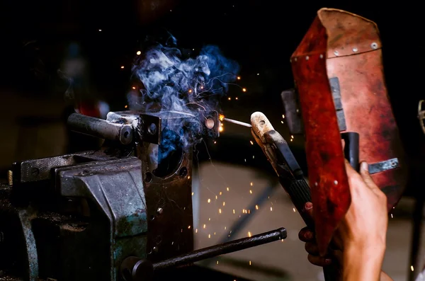 Искры во время шлифования утюга, рабочий, работающий с пилой, крупным планом резки стали — стоковое фото
