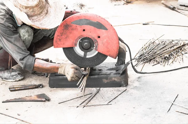 Scintille durante la macinazione del ferro, Lavoratore che lavora con sega, Primo piano di taglio in acciaio — Foto Stock