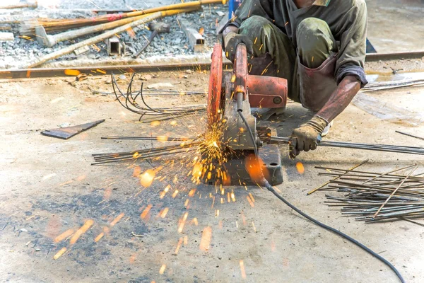 Étincelles lors du meulage du fer, Travailleur travaillant avec scie, Fermer acier de coupe — Photo