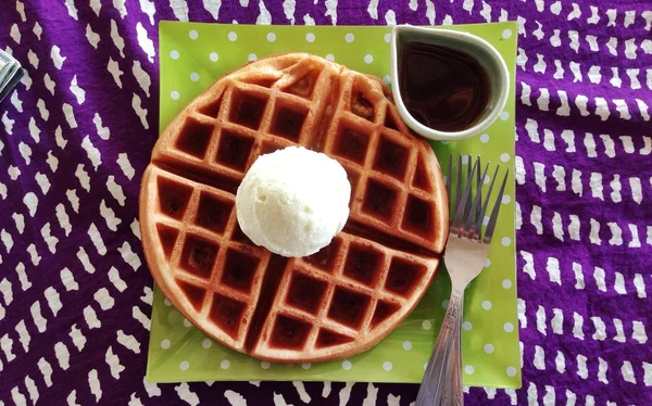 Delizioso gelato alla vaniglia con waffle — Foto Stock