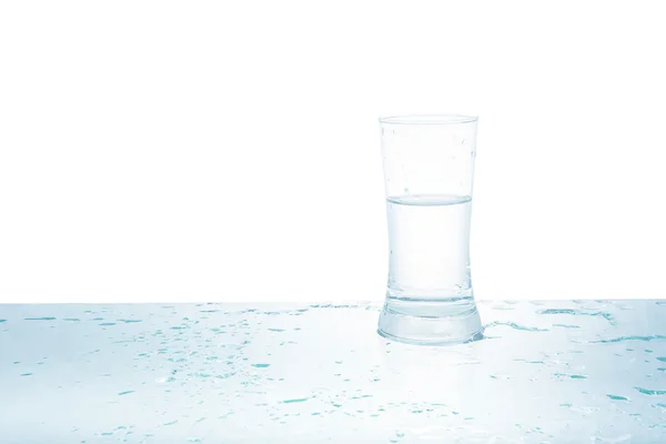 Glas Wasser mit Tropfen — Stockfoto