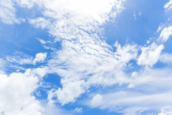 Küçük bulutlu mavi gökyüzü arkaplanı — Stok fotoğraf